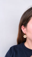 Cargar imagen en el visor de la galería, Flower Plus Earrings Peach
