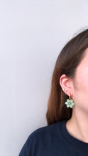 Cargar imagen en el visor de la galería, Flower Plus Earrings Green

