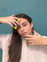 Cargar imagen en el visor de la galería, Flower Plus Earrings Daisy
