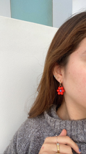Cargar imagen en el visor de la galería, Flower Plus Earrings Red
