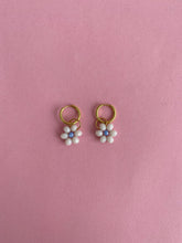 Cargar imagen en el visor de la galería, Flower Earrings White
